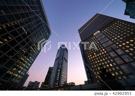 日本の東京都市景観　夕空に映える汐留の超高層ビル群やゆりかもめ 42902955