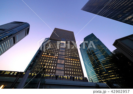 日本の東京都市景観 夕空に映える汐留の超高層ビル群やゆりかもめ 日本の東京都市景観 夕空に映える汐留の超高層ビル群やゆりかもめ 42902957