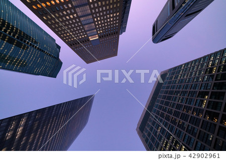 日本の東京都市景観 夕空に映える汐留の超高層ビル群 日本の東京都市景観 夕空に映える汐留の超高層ビル群 42902961