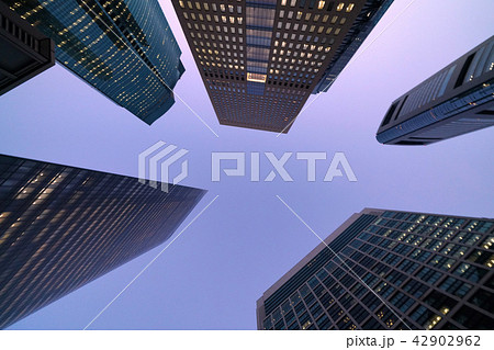 日本の東京都市景観　夕空に映える汐留の超高層ビル群 42902962