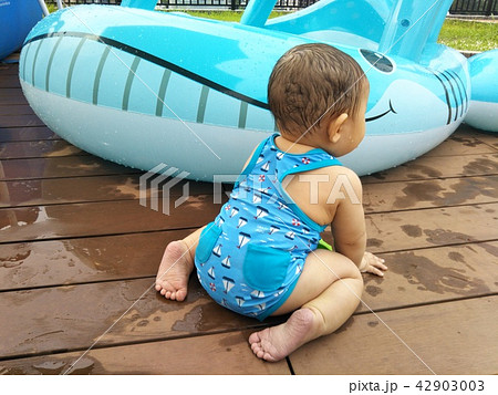 赤ちゃん用プールで遊ぶ赤ちゃん 42903003