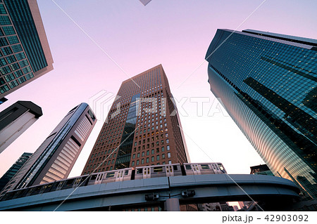 日本の東京都市景観 夕空に映える汐留の超高層ビル群やゆりかもめ 日本の東京都市景観 夕空に映える汐留の超高層ビル群やゆりかもめ 42903092