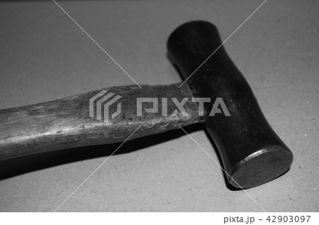 使い込まれたハンマー 42903097