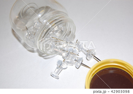 こぼれた画鋲 こぼれた画鋲 42903098