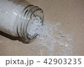 瓶からこぼれた岩塩 42903235