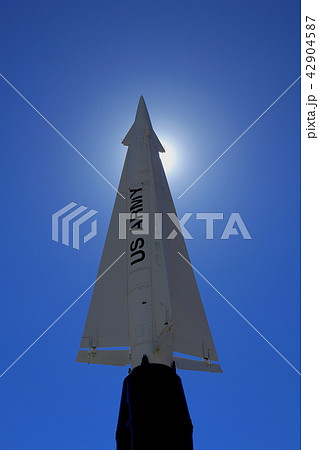 ニューメキシコ・ホワイトサンズ近くの展望エリヤにあるロケットのオブジェ ニューメキシコ・ホワイトサンズ近くの展望エリヤにあるロケットのオブジェ 42904587