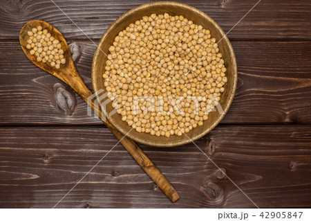 Raw chickpeas kabuli on brown wood Raw chickpeas kabuli on brown wood 42905847
