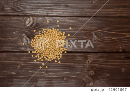 Raw chickpeas kabuli on brown wood Raw chickpeas kabuli on brown wood 42905867