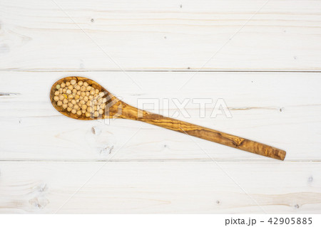 Raw chickpeas kabuli on grey wood Raw chickpeas kabuli on grey wood 42905885