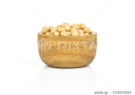 Raw chickpeas kabuli isolated on white 42905893