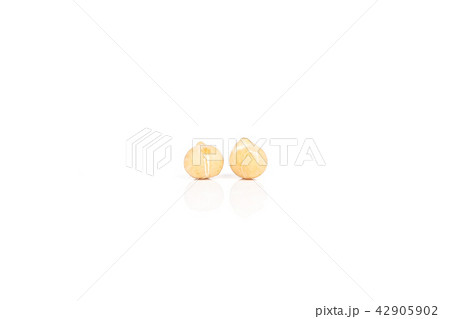 Raw chickpeas kabuli isolated on white 42905902
