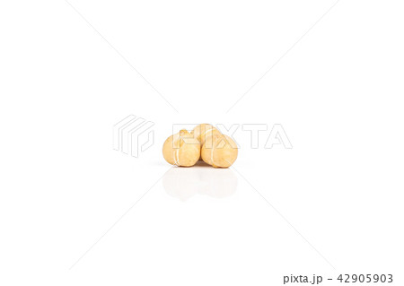 Raw chickpeas kabuli isolated on white 42905903