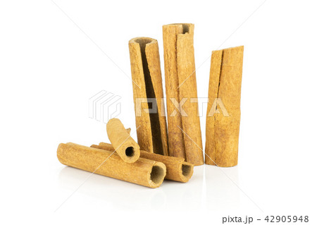 Dry brown cinnamon stick isolated on white 42905948