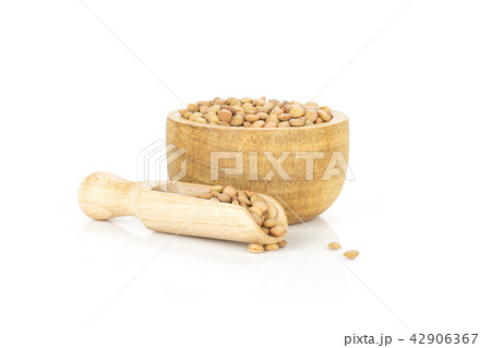 Raw green lentil seeds isolated on white 42906367