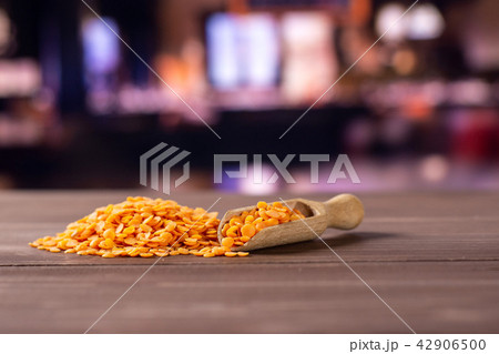 Raw red lentils with restaurant 42906500