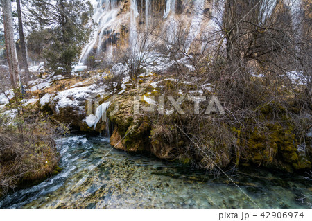 Waterfall from a cliff in the forest 42906974