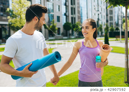 Positive healthy people doing sport 42907592
