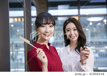 Hairdresser styling woman's hair in a salon. Korean beauty stock photo. 151 42908348