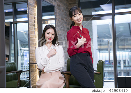 Hairdresser styling woman's hair in a salon. Korean beauty stock photo. 138 42908419