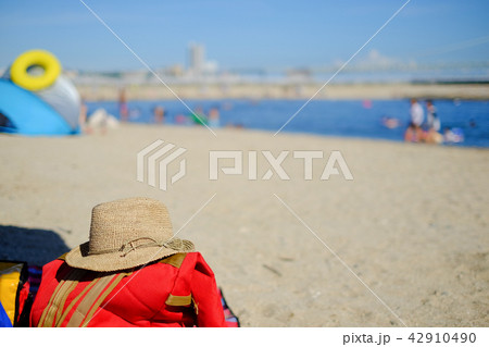砂浜の荷物と麦わら帽子 砂浜の荷物と麦わら帽子 42910490