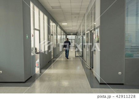 Man in corridor in the modern office building 42911228