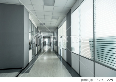 Empty corridor in the modern office building 42911229