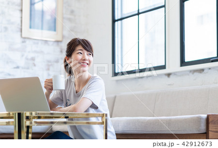 若い女性(パソコン) 若い女性(パソコン) 42912673