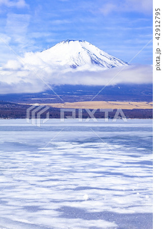 冬の富士山、山梨県山中湖にて 冬の富士山、山梨県山中湖にて 42912795