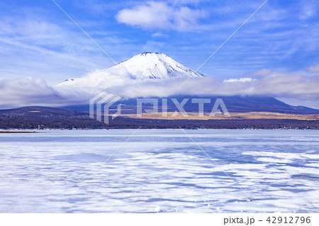 冬の富士山、山梨県山中湖にて 42912796