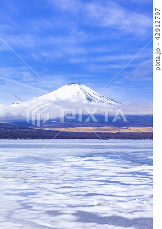 冬の富士山、山梨県山中湖にて 冬の富士山、山梨県山中湖にて 42912797