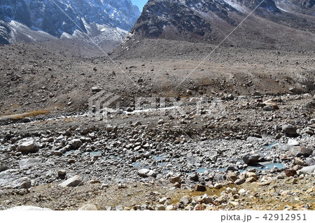 インドのヒマラヤ山岳地帯 スピティ谷の美しい山々 カザからマナリーまでの道中で目にした絶景 インドのヒマラヤ山岳地帯 スピティ谷の美しい山々 カザからマナリーまでの道中で目にした絶景 42912951