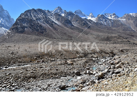 インドのヒマラヤ山岳地帯 スピティ谷の美しい山々 カザからマナリーまでの道中で目にした絶景 インドのヒマラヤ山岳地帯 スピティ谷の美しい山々 カザからマナリーまでの道中で目にした絶景 42912952
