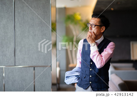 ミドルビジネスマン オフィス カジュアルスーツ ビジネスイメージ 42913142