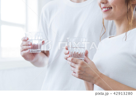 夫婦 新婚 カップル 水 ビューティー デトックス 家族 リビング ライフスタイル 夫婦 新婚 カップル 水 ビューティー デトックス 家族 リビング ライフスタイル 42913280