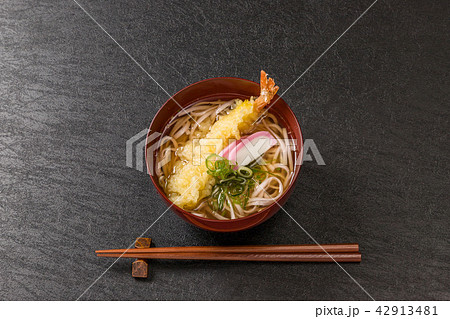 典型的な日本そば　Japanese noodles(soba) 42913481