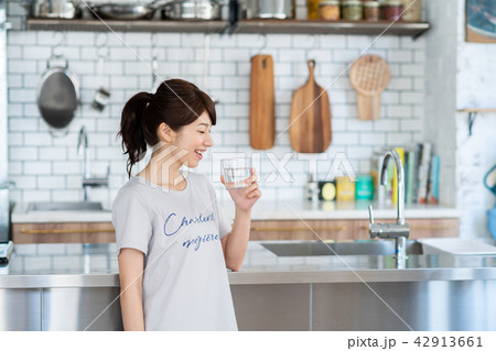 若い女性（ミネラルウォーター） 42913661