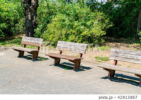 公園のベンチの写真素材