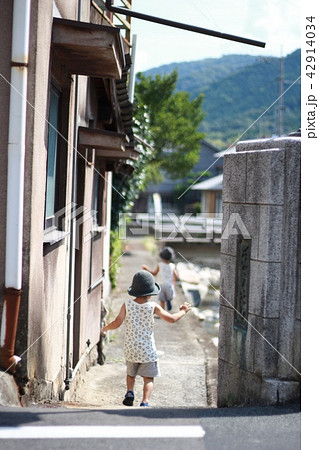 川で遊ぶ子供 42914034