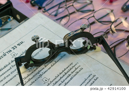 Glass optometry test and many types of glasses 42914100