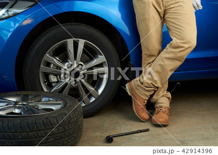 Mechanic changed car tire Mechanic changed car tire 42914396