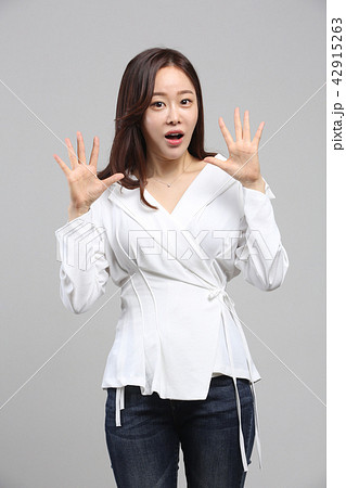 韓国人 表情 若い女性の写真素材