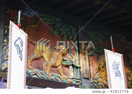 秩父神社 御本殿の彫刻 子宝 子育ての虎 の写真素材
