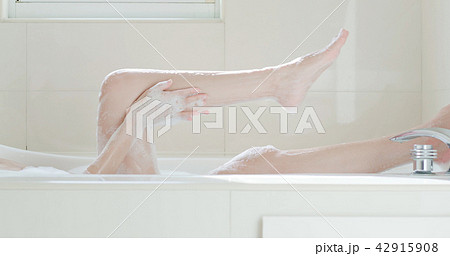 woman wash her leg 42915908