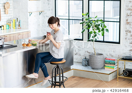 若い女性（スマホ-朝食） 42916468