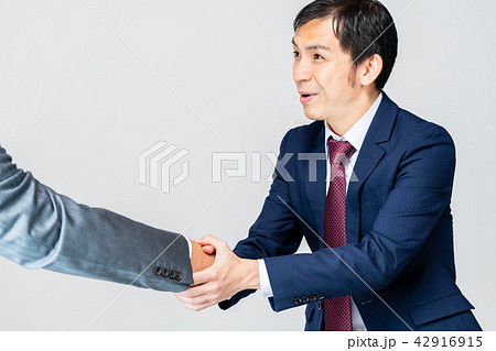 握手するビジネスマン 42916915