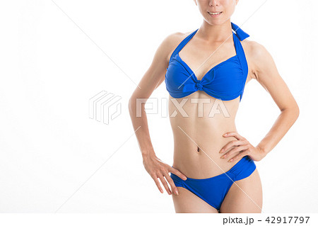 青いビキニの若い女性 水着の写真素材