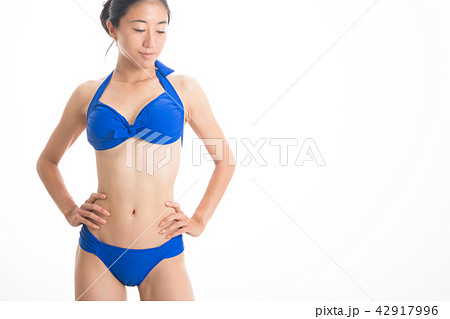 青いビキニの若い女性 水着の写真素材