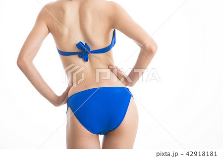 青いビキニの若い女性の後ろ姿の写真素材