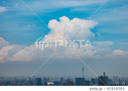 東京上空 不安定な大気 発達する積乱雲とスカイツリー 新宿から 18 08 の写真素材