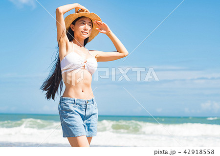 ビーチにいる水着の若い女性 ビーチにいる水着の若い女性 42918558